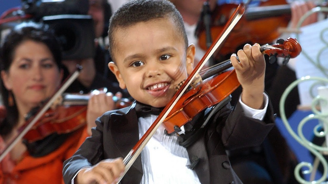 2 Year Old Little Violinist Wows Crowd
